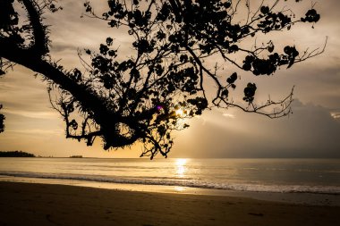 Khao Lak, Tayland 'da gün batımından önce deniz manzarası.