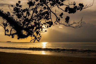 Khao Lak, Tayland 'da gün batımından önce deniz manzarası.