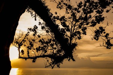 Khao Lak, Tayland 'da gün batımından önce deniz manzarası.