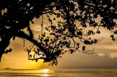 Khao Lak, Tayland 'da gün batımından önce deniz manzarası.