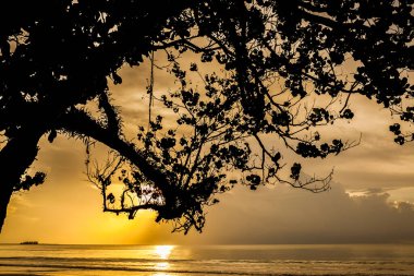 Khao Lak, Tayland 'da gün batımından önce deniz manzarası.