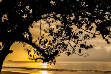 Khao Lak, Tayland 'da gün batımından önce deniz manzarası.