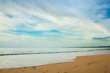 Khao Lak, Tayland 'da gün batımından önce deniz manzarası.