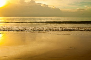 Khao Lak, Tayland 'da gün batımından önce deniz manzarası.
