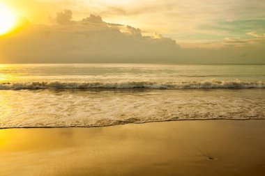 Khao Lak, Tayland 'da gün batımından önce deniz manzarası.