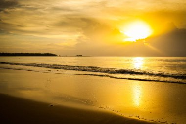 Khao Lak, Tayland 'da gün batımından önce deniz manzarası.
