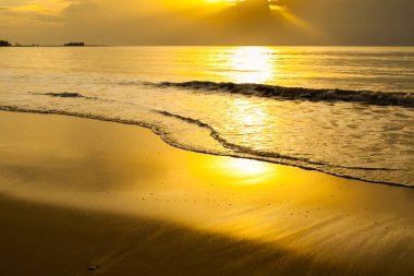Khao Lak, Tayland 'da gün batımından önce deniz manzarası.