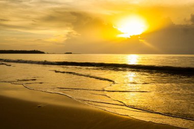 Khao Lak, Tayland 'da gün batımından önce deniz manzarası.