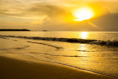 Khao Lak, Tayland 'da gün batımından önce deniz manzarası.