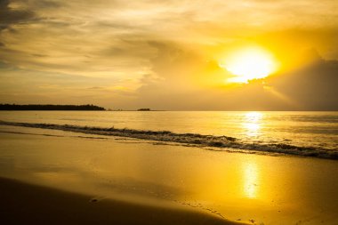 Khao Lak, Tayland 'da gün batımından önce deniz manzarası.