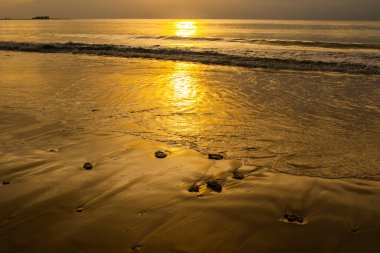 Khao Lak, Tayland 'da gün batımından önce deniz manzarası.