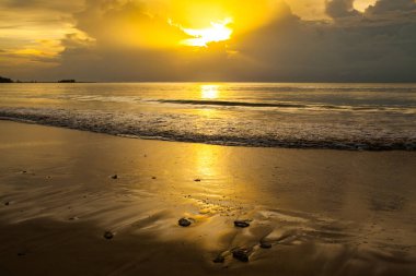 Khao Lak, Tayland 'da gün batımından önce deniz manzarası.