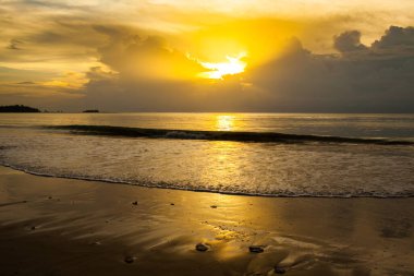 Khao Lak, Tayland 'da gün batımından önce deniz manzarası.