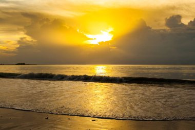Khao Lak, Tayland 'da gün batımından önce deniz manzarası.