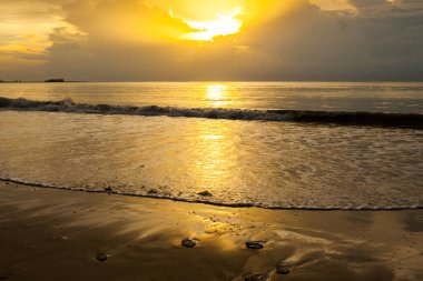 Khao Lak, Tayland 'da gün batımından önce deniz manzarası.