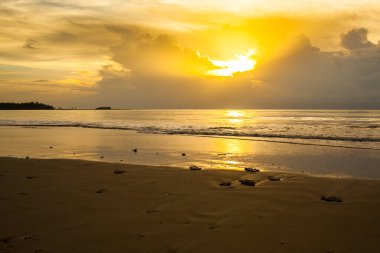Khao Lak, Tayland 'da gün batımından önce deniz manzarası.