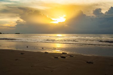 Khao Lak, Tayland 'da gün batımından önce deniz manzarası.