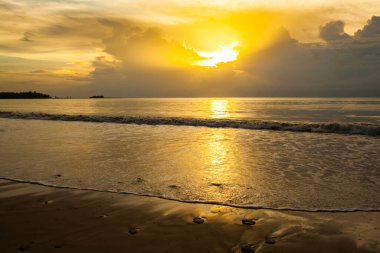 Khao Lak, Tayland 'da gün batımından önce deniz manzarası.