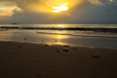 Khao Lak, Tayland 'da gün batımından önce deniz manzarası.