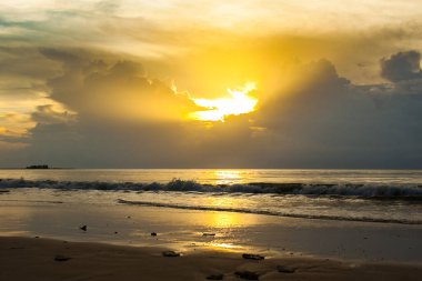 Khao Lak, Tayland 'da gün batımından önce deniz manzarası.