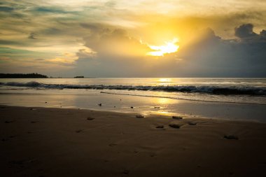 Khao Lak, Tayland 'da gün batımından önce deniz manzarası.