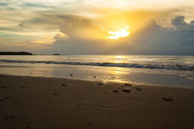 Khao Lak, Tayland 'da gün batımından önce deniz manzarası.