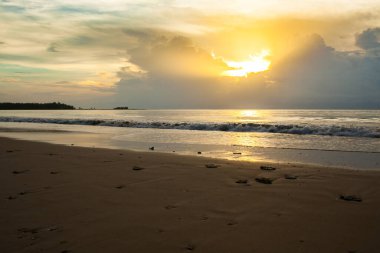 Khao Lak, Tayland 'da gün batımından önce deniz manzarası.