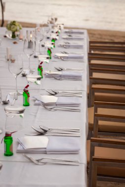 Tayland 'da kumsalda uzun masa yemeği.