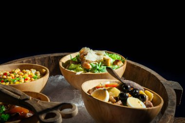 Akşam yemeği için açık büfede salata..