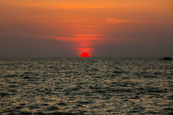 Piękny Płonący Zachód Słońca Plaży Morzu Pomarańczowym Niebie Tajlandia — Zdjęcie stockowe