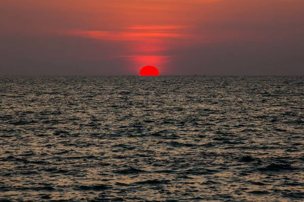 Hermoso Paisaje Puesta Sol Ardiente Playa Mar Cielo Naranja Tailandia — Foto de Stock