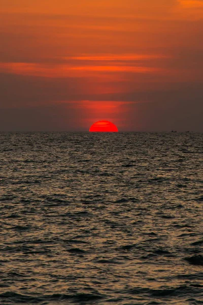 Beau Paysage Coucher Soleil Flamboyant Sur Plage Mer Ciel Orange — Photo