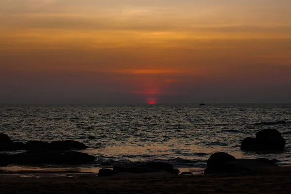 Hermoso Paisaje Puesta Sol Ardiente Playa Mar Cielo Naranja Tailandia — Foto de Stock