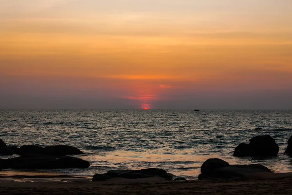 Hermoso Paisaje Puesta Sol Ardiente Playa Mar Cielo Naranja Tailandia — Foto de Stock