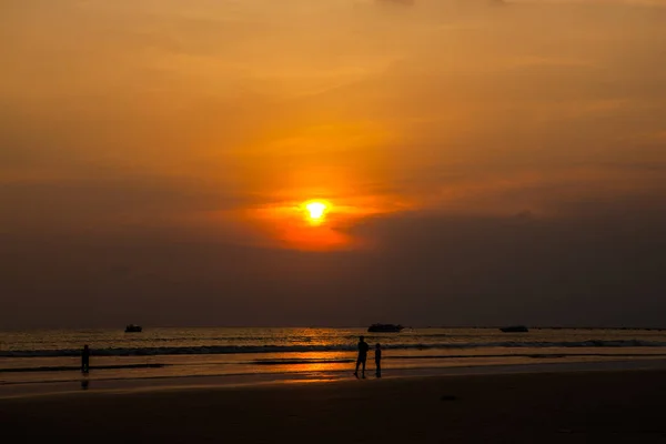 Bela Paisagem Escaldante Pôr Sol Praia Mar Céu Laranja Tailândia — Fotografia de Stock