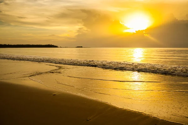 Khao Lak, Tayland 'da gün batımından önce deniz manzarası.