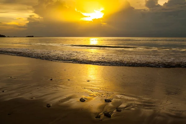 Khao Lak, Tayland 'da gün batımından önce deniz manzarası.