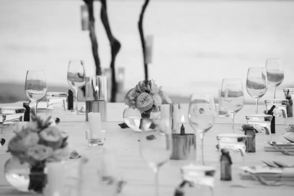 タイのビーチでの長いテーブル結婚式のディナーセットアップ 黒と白 — ストック写真