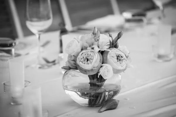 Flor Una Mesa Banquete Para Invitado Bienvenida Blanco Negro — Foto de Stock