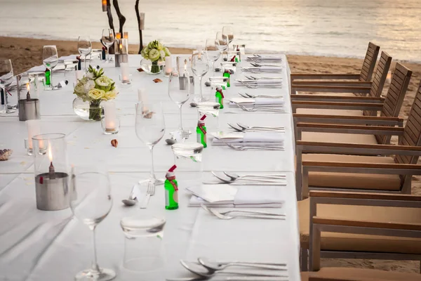 Długi Stół Ślub Obiad Ustawienie Plaży Tajlandii — Zdjęcie stockowe