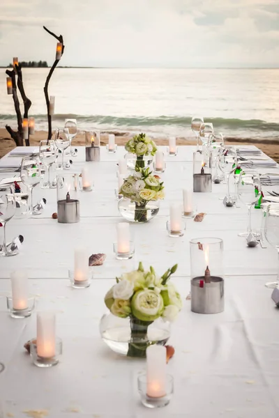 Długi Stół Ślub Obiad Ustawienie Plaży Tajlandii — Zdjęcie stockowe