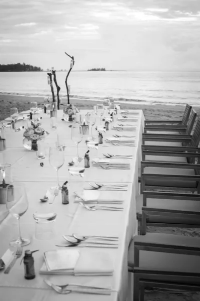 Long Table Wedding Dinner Setup Beach Thailand Black White — Foto Stock