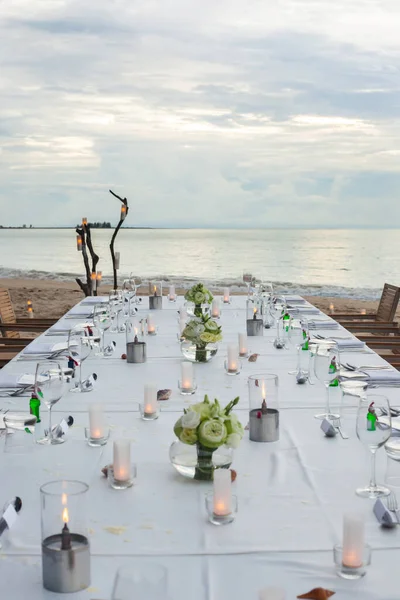 Свадебный Ужин Длинным Столом Пляже Таиланде — стоковое фото