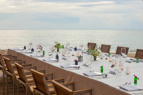 Tayland 'da kumsalda uzun masa yemeği.