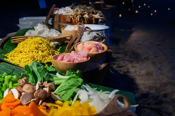 Akşam Yemeği Için Açık Büfe Kuyruğunda Kızarmış Erişte Için Malzemeler — Stok fotoğraf