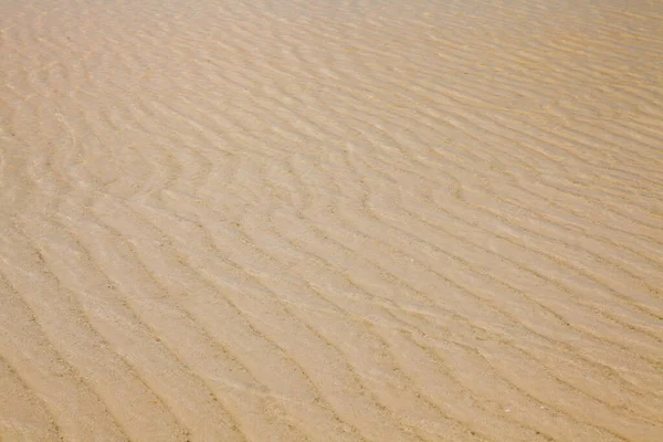 Крупный План Песчаного Рисунка Пляжа Летом — стоковое фото