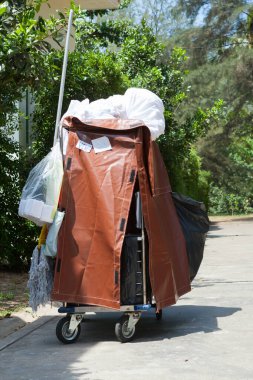 Tatil köyünde temizlik malzemesi seti.