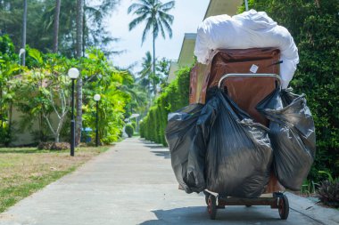 Tatil köyünde temizlik malzemesi seti.