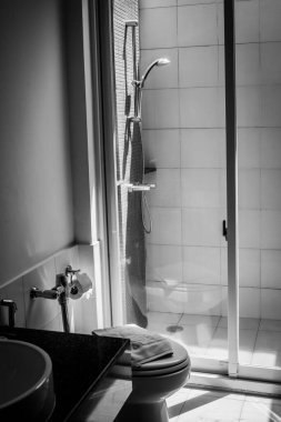 Akan suyla duş (Siyah ve beyaz)