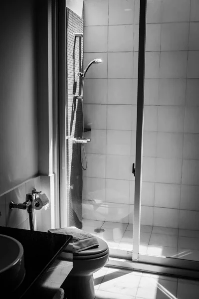 วอาบน วยน าไหล ขาวด — ภาพถ่ายสต็อก